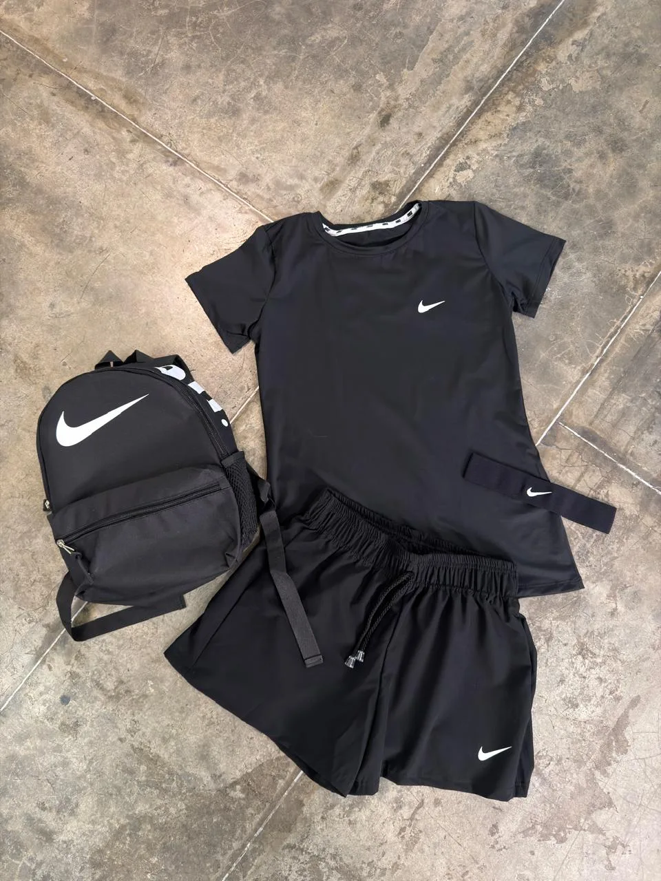 Conjunto deportivo Milena's Shoes negro Nike: camiseta, short y mochila